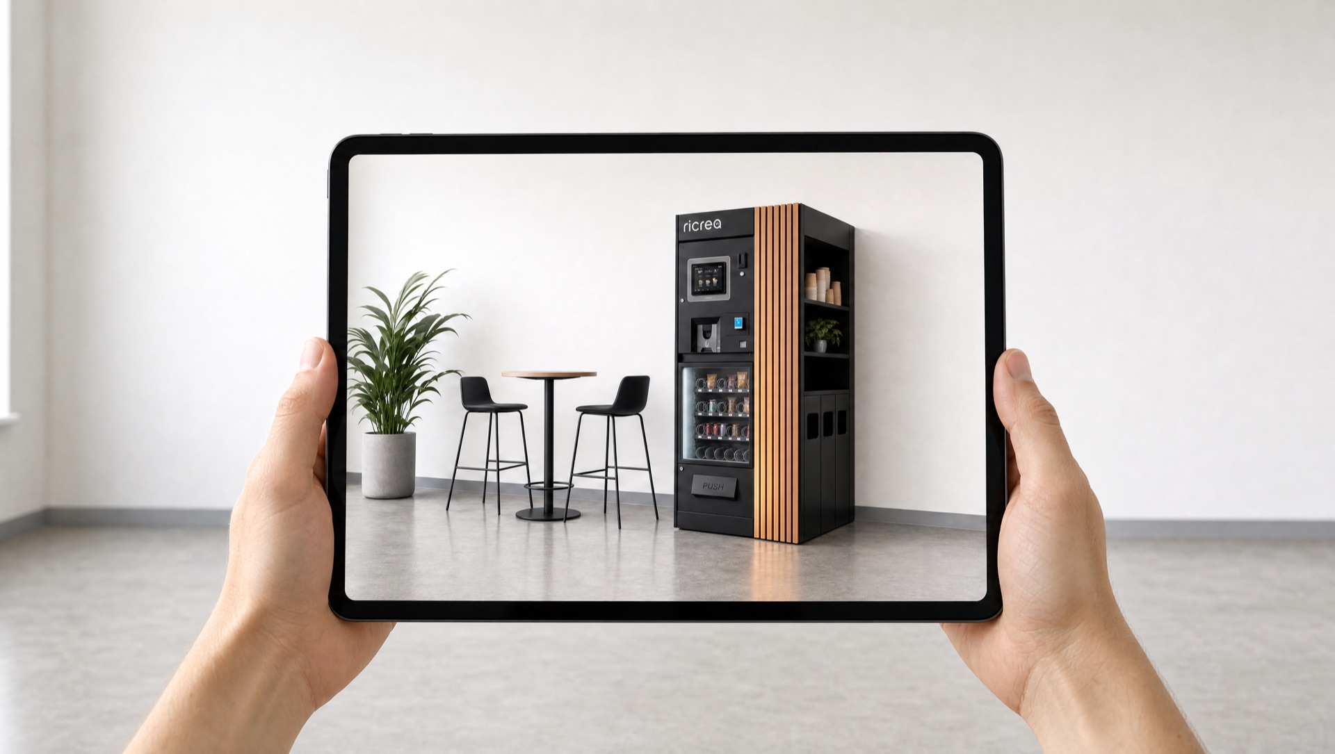 Mani che tengono un tablet davanti a una parete vuota: sullo schermo la stessa parete con una Ricrea